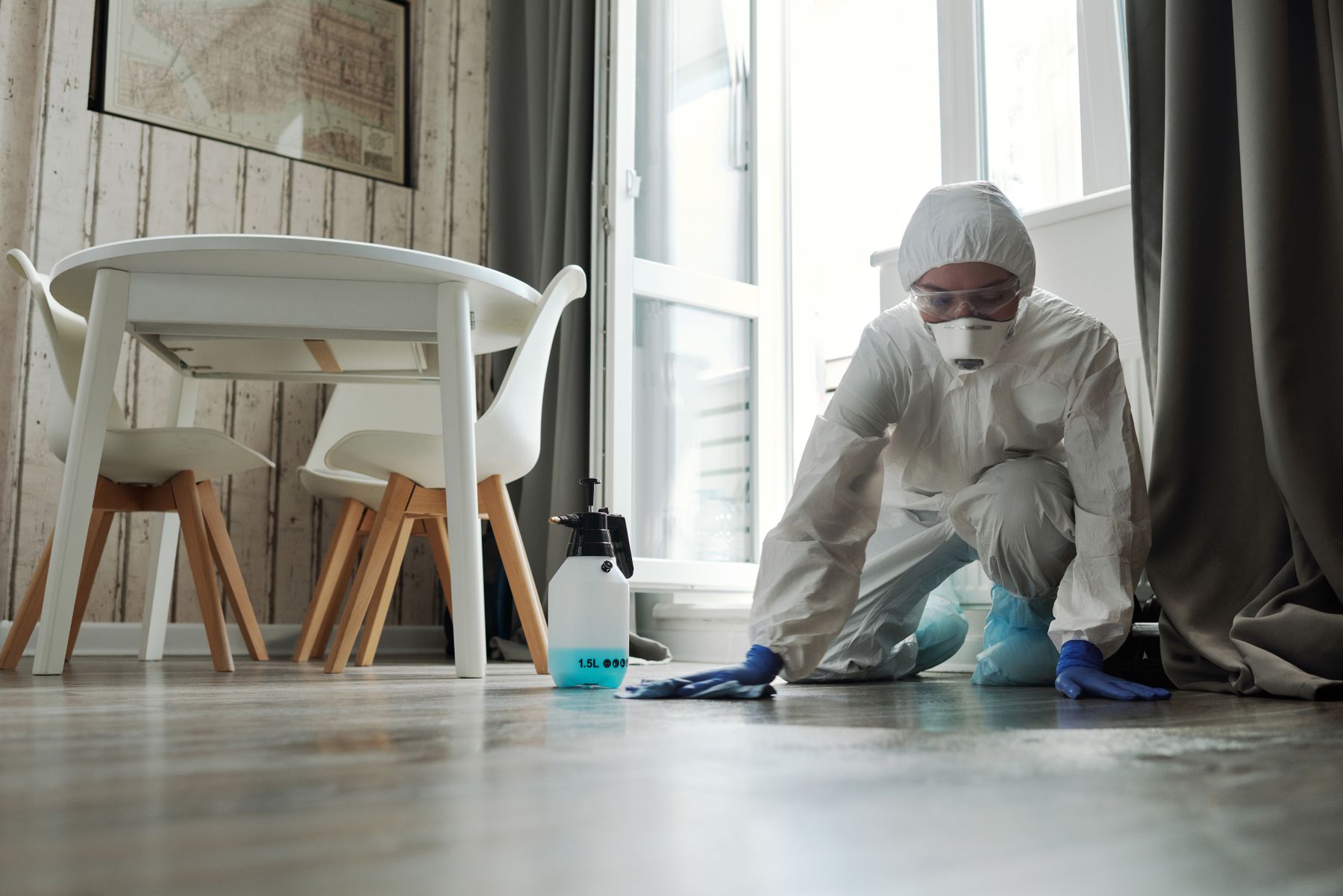 Profissional a realizar a limpeza de um espaço comercial
