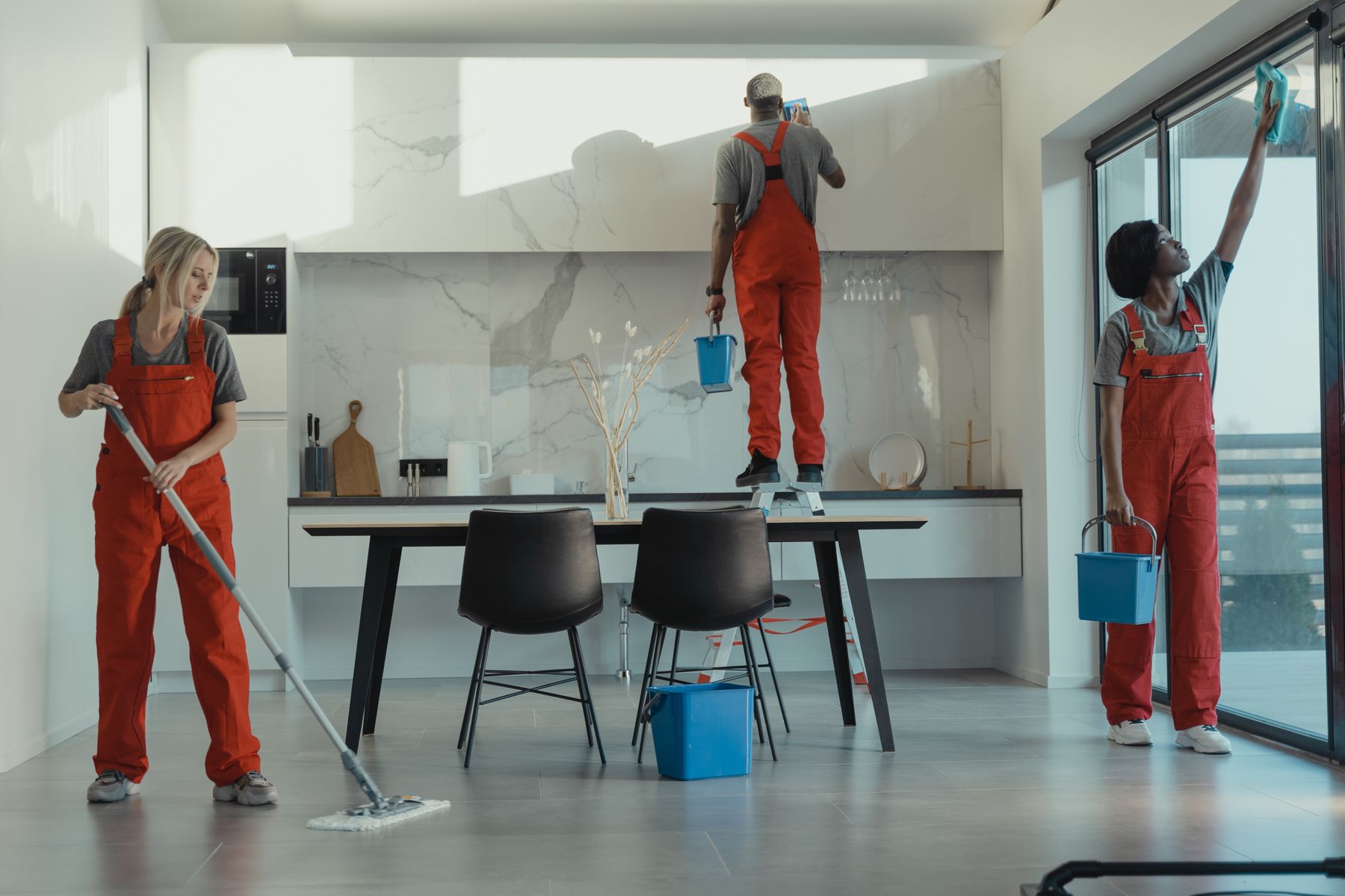 Equipa de limpeza profissional a cuidar de um espaço interior
