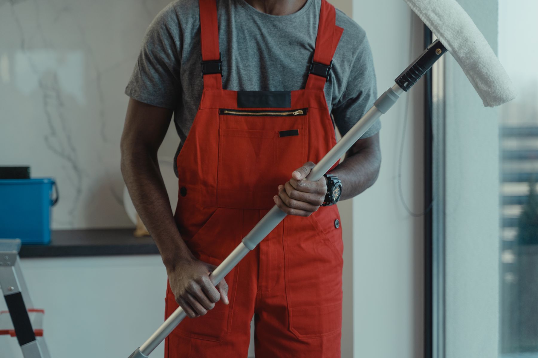 Profissional de limpeza com equipamento numa habitação