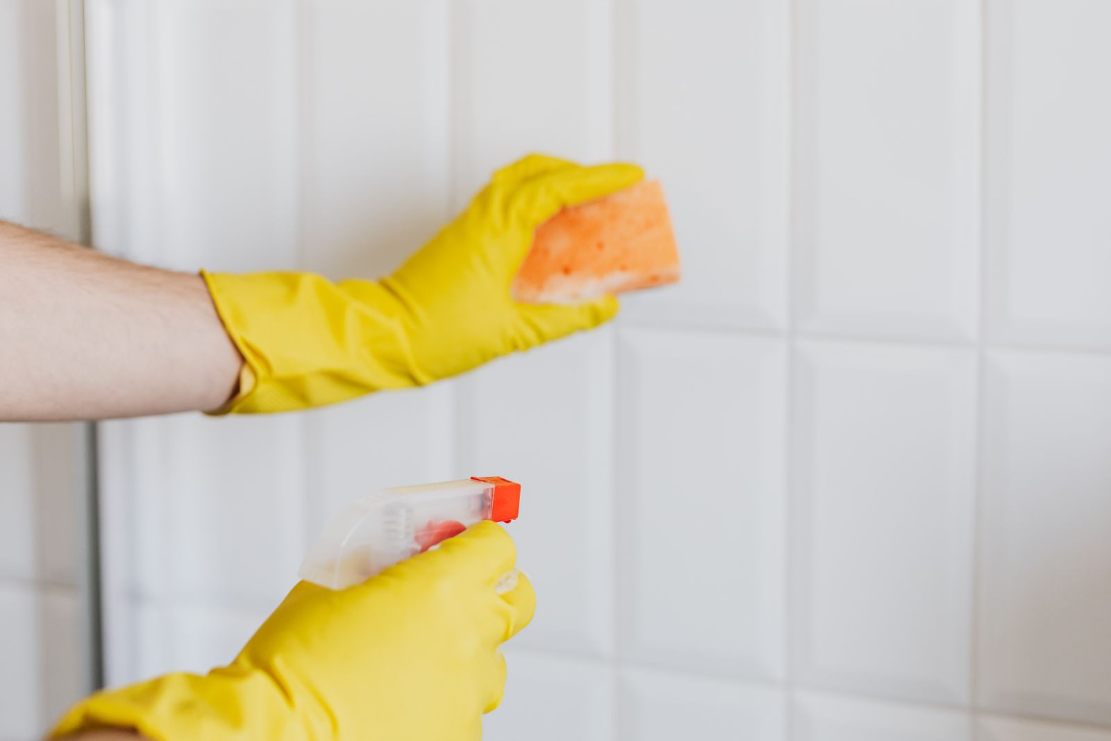 Limpeza detalhada de azulejos com luvas